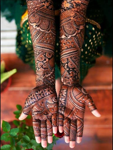 Dev Mehndi artist 
