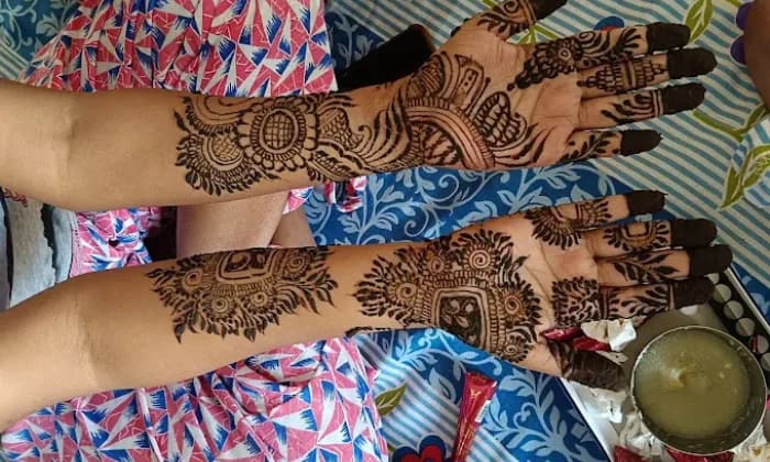 Henna mehndi artist