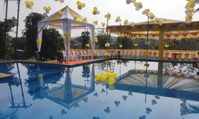 Riverland Resort  Lawn