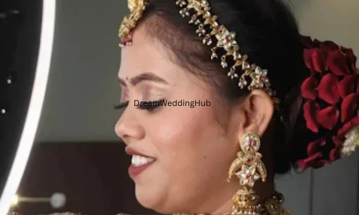 URVASHIS MAKEOVER STUDIO URVASHIS MAKEOVER STUDIO